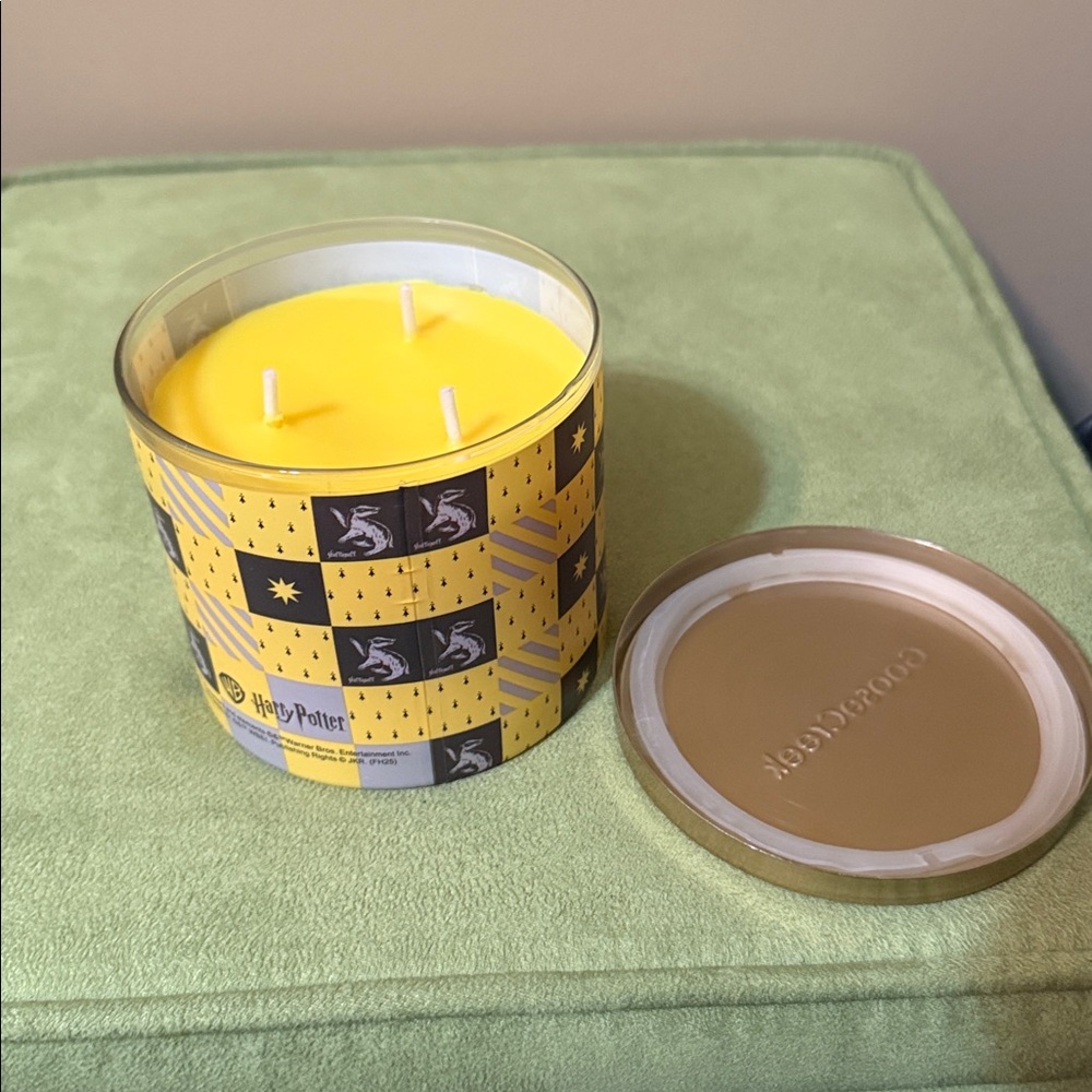 GooseCreek Harry Potter Hufflepuff Candle - Picture 8 of 10